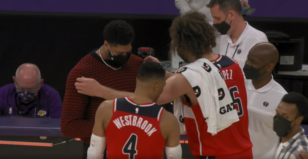 NG娱乐-浓眉哥爆冷击败MAD，回归赛场引爆全场！的简单介绍